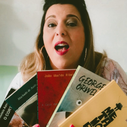 Carlinha Bassan com livros